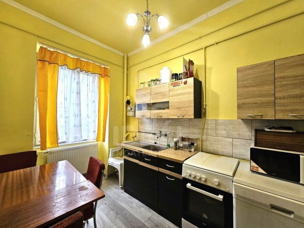 Győr, Gyárvárosban, 2 szoba + konyhás tégla lakás eladó a földszinten