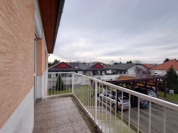 Gy�r, Lik�cs, 89 nm-es t�glalak�s 2 g�pkocsibe�ll�val elad�.