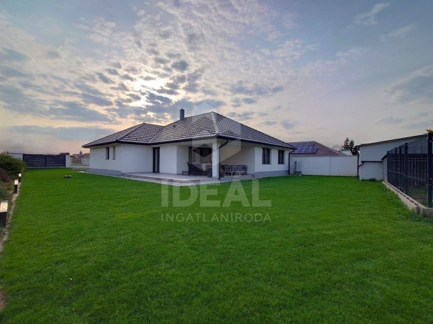 Gy�r, Szabadhegy, 168 nm-es csal�di h�z 800 nm-es telekkel elad�.