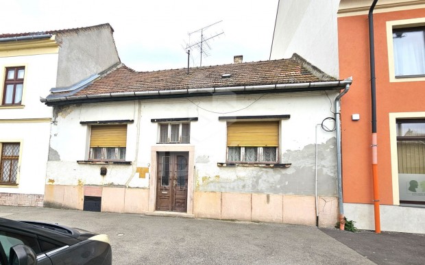 Győr, Újvárosban 155 nm-es építési telek eladó.