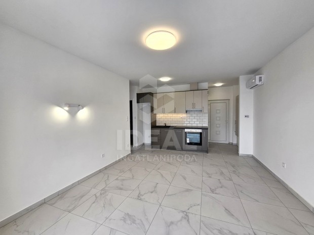 Gy�r, amerikai konyh�s + 2 szob�s, t�glalak�s, erk�llyel,