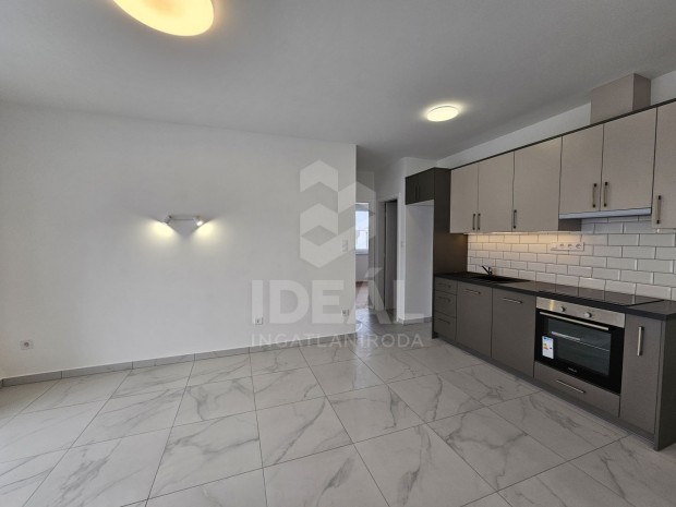 Gy�r, amerikai konyh�s + 2 szob�s, t�glalak�s, erk�llyel, gar�zzsal