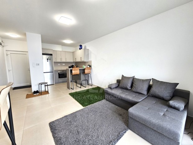 Gy�r, �jszer� amerikai konyh�s + 1 szob�s, t�glalak�s, erk�llyel,