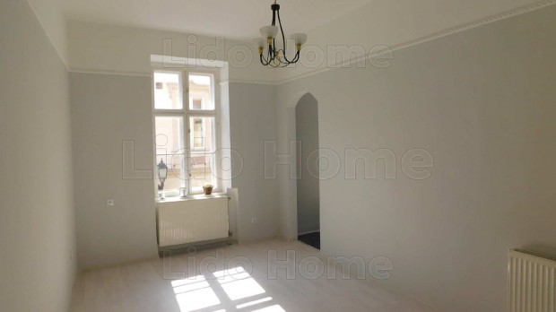 Gy�r belv�ros�ban a Kisfaludy utc�ban elad� azonnal k�lt�zhet� t�gla