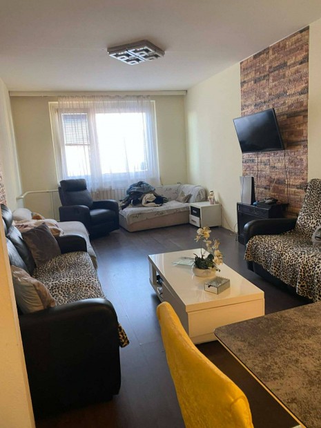 Gy�rben Kass�k utc�ban 4.emeleti lak�s elad�