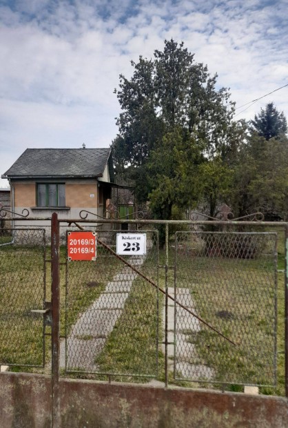Győrben, Góré- Dűlőben, hétvégi ház dupla telekkel eladó
