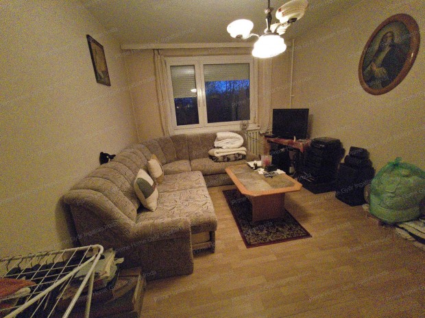 Gy�rben , az Ifj�s�g Krt.-on 2 emeleti nagy garzon elad�