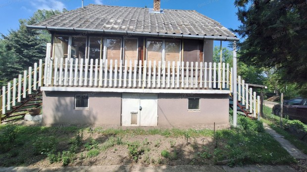 Győrben a Góré-dűlőben gondozott telek, lakható házzal eladó!