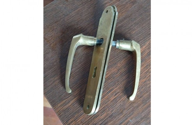 Gy�rben elad� r�zkilincsp�r