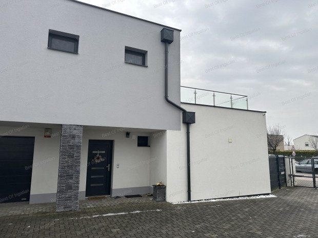 Gy�rben k�tszintes, nappali + 3 szob�s, hatalmas erk�lyes, b�torozott