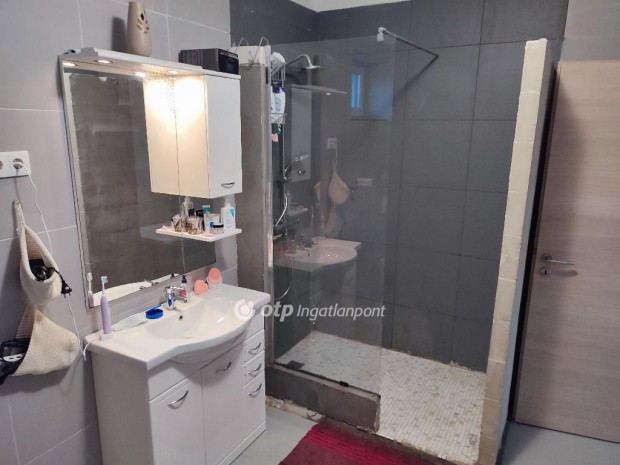 Gy�ri 167 nm-es h�z elad�