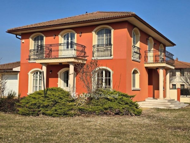 Gy�ri 229 nm-es h�z elad�