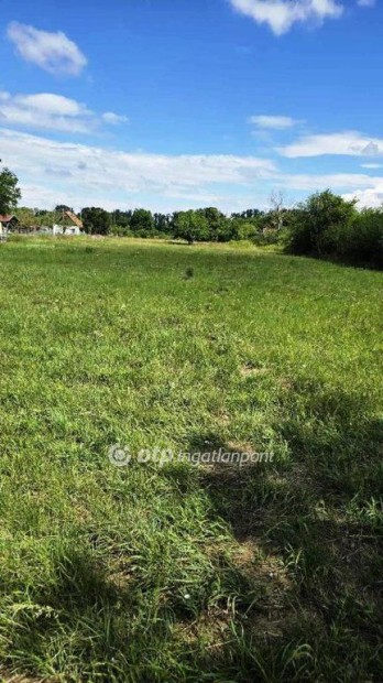 Gy�ri 2423 nm-es telek elad�