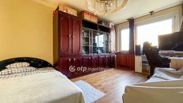 Gy�ri 49 nm-es lak�s elad�
