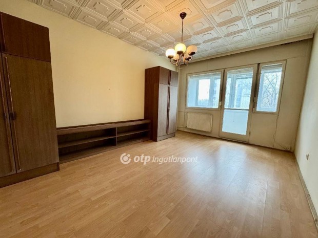 Gy�ri 55 nm-es lak�s elad�