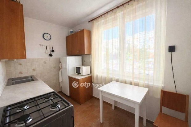 Gy�ri 68 nm-es lak�s elad�