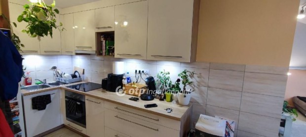 Gy�ri 76 nm-es lak�s elad�