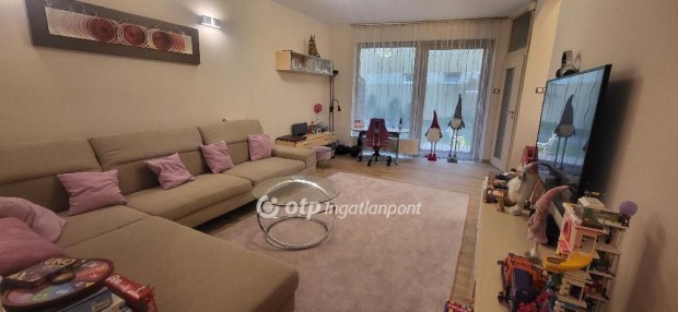 Gy�ri elad� 103 nm-es lak�s