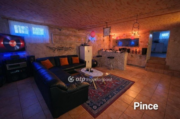 Gy�ri elad� 157 nm-es h�z