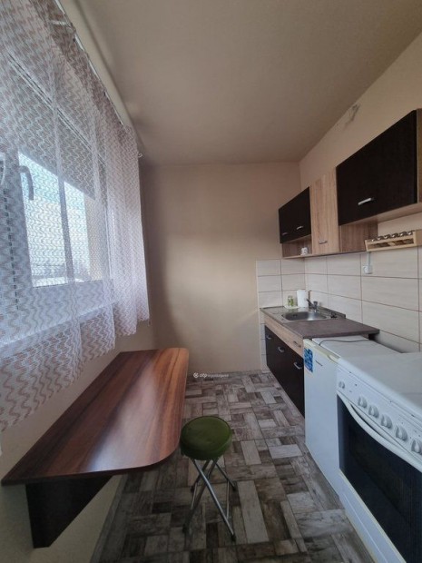 Gy�ri elad� 53 nm-es lak�s