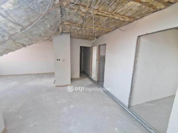 Gy�ri elad� 74 nm-es lak�s