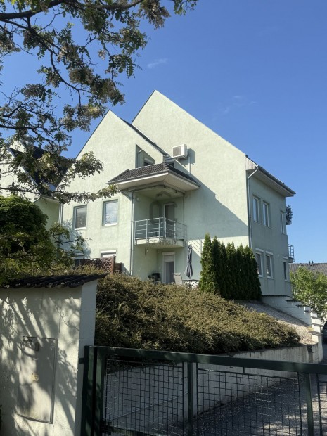 Győri eladó tégla társasházi lakás