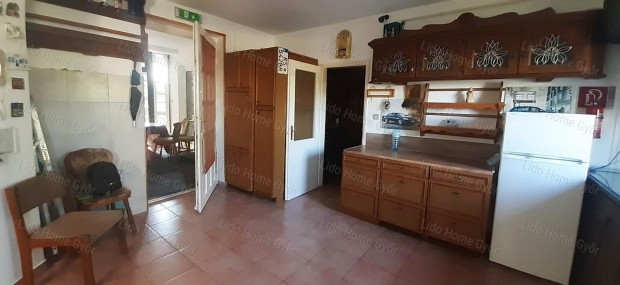 Gy�rladam�ren f�ldszinti lak�s elad�