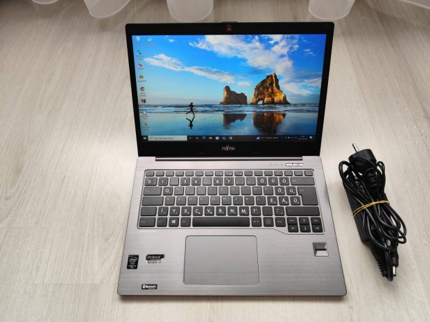 Gyors Fujitsu U904 14" laptop i5-4300U,10GB RAM,250GB SSD,J aku,Win10