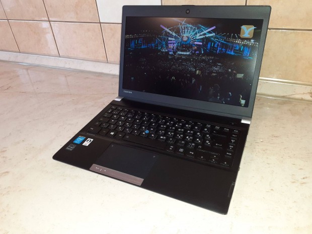 Gyors Toshiba R30A I3 laptop, notebook kivl akku, ssd Win10