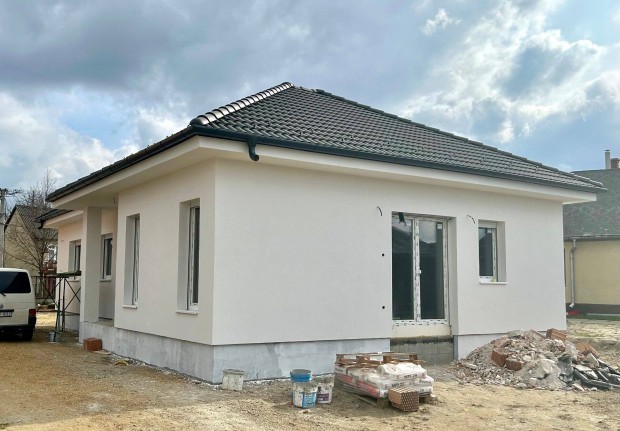 Gyorsan k�lt�zhet�, nappali+3 szob�s h�z t�rol�val, 517 nm telekkel