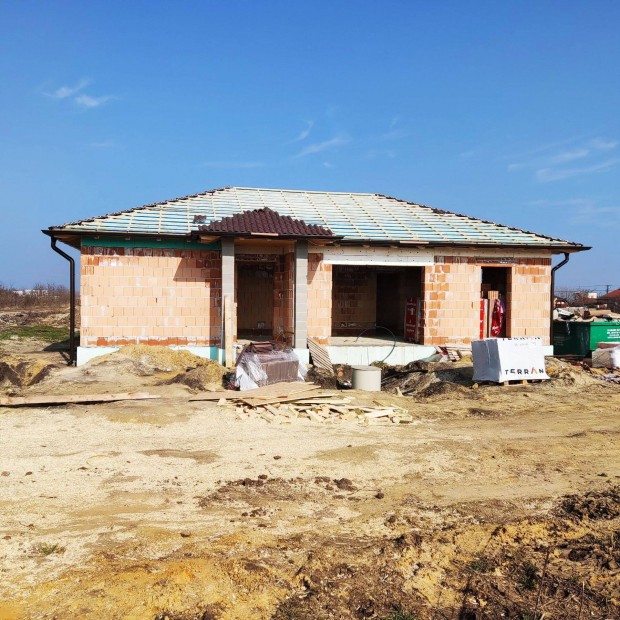 Gy�rszemer�n nappali + 3 szob�s h�z, 2500 nm telekkel elad�