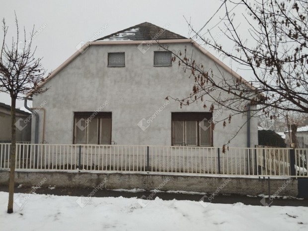 Gy�rszentiv�non csal�di h�z sz�les telken elad�