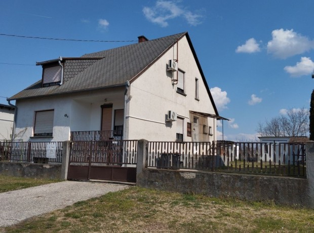 Gy�rszentiv�non elad� egy t�gas, vil�gos csal�di h�z!