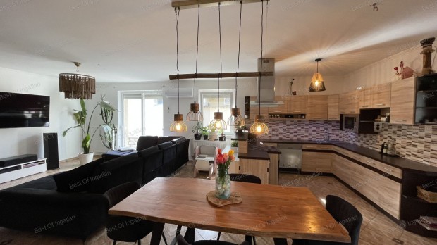 Gy�rszentiv�non nappali + 3 szob�s csal�di h�z, gar�zzsal, t�rol�kkal