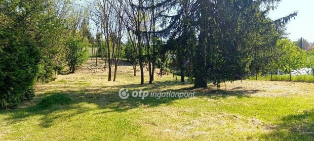 Gy�r�jbar�ti elad� 2472 nm-es telek