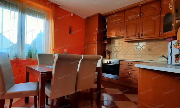 Győrújfalun nappali+ 3 szobás, 2 fürdőszobás családi otthon eladó!
