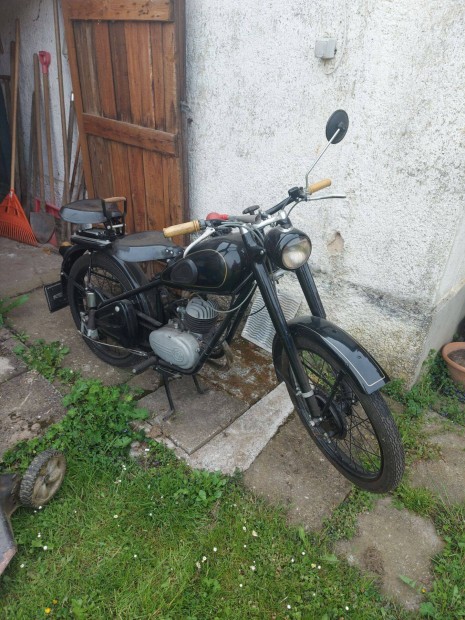 Gyjtemnybl elad egy Csepel 125-s motorkerkpr