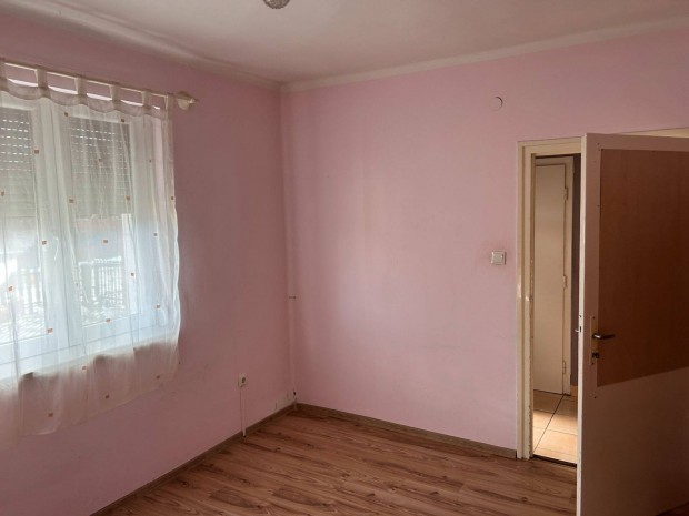 Gyula Veres Endre u. 27 elad� sorh�z