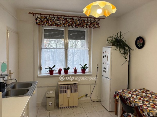 Gyulai 56 nm-es lak�s elad�