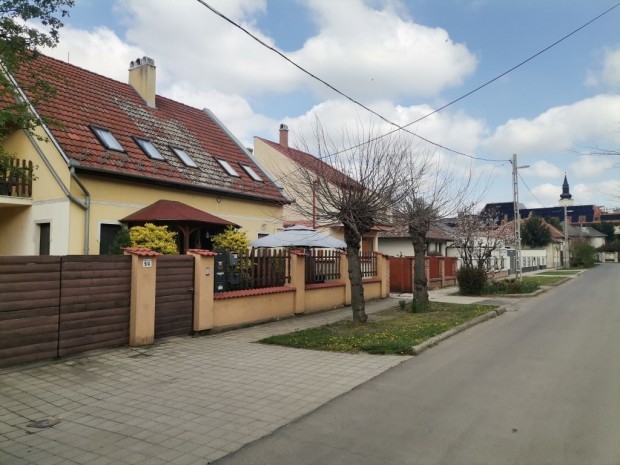 Gyulai 69 nm-es laks elad