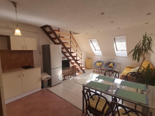 Gyulai 69 nm-es laks elad