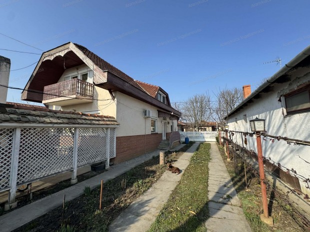 Gyul�n, a f�rd��vezetben k�n�lunk megv�telre egy kiv�l� adotts�gokkal