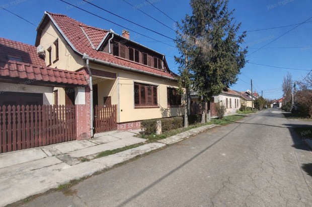 Gyul�n, a f�rd�t�l 10 perc s�t�ra  k�t �p�letb�l �ll�, t�bb