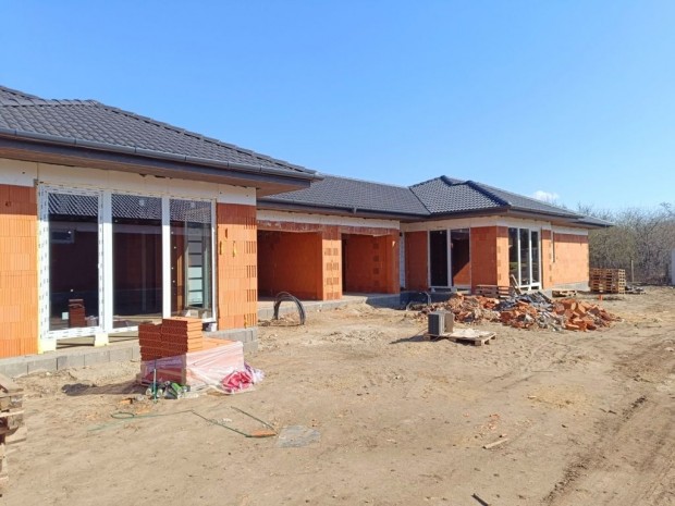 H�SZIVATTY�S IKERH�Z A MALOMKERT K�ZEL�BEN! NAPPALI + 3 SZOBA