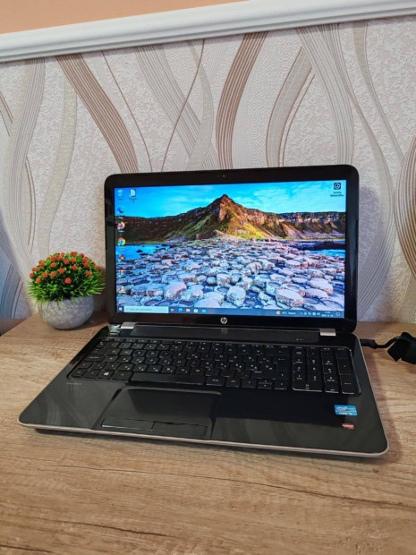 HP 15 laptop (Intel i3 2x2,4GHz/8GB/240SSD/HD8650) Akcis ron!