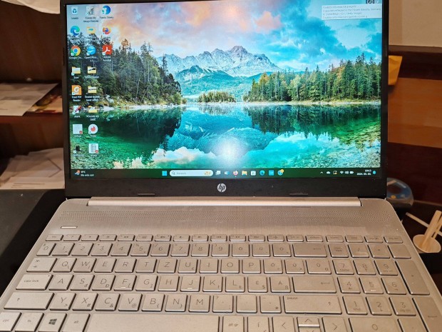 HP 15w laptop i3 8gb , 256 gb trols , kamera , usb , utp , hdmi
