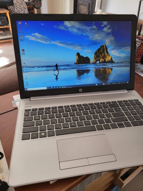 HP 250 G7 ezst laptop / i3 10. szria, 2.30GHz 4 GB RAM, 256 GB SSD