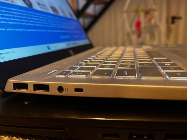 HP Pavilion 14 (i5, 8gb ram, 250gb SSD)