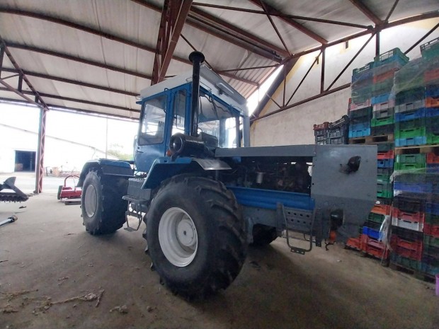 HTZ traktor, pótkocsi, múlcsozó