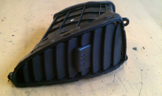 HYUNDAI I10 DUCT ASSY-CTR AIR VENT LH eladó